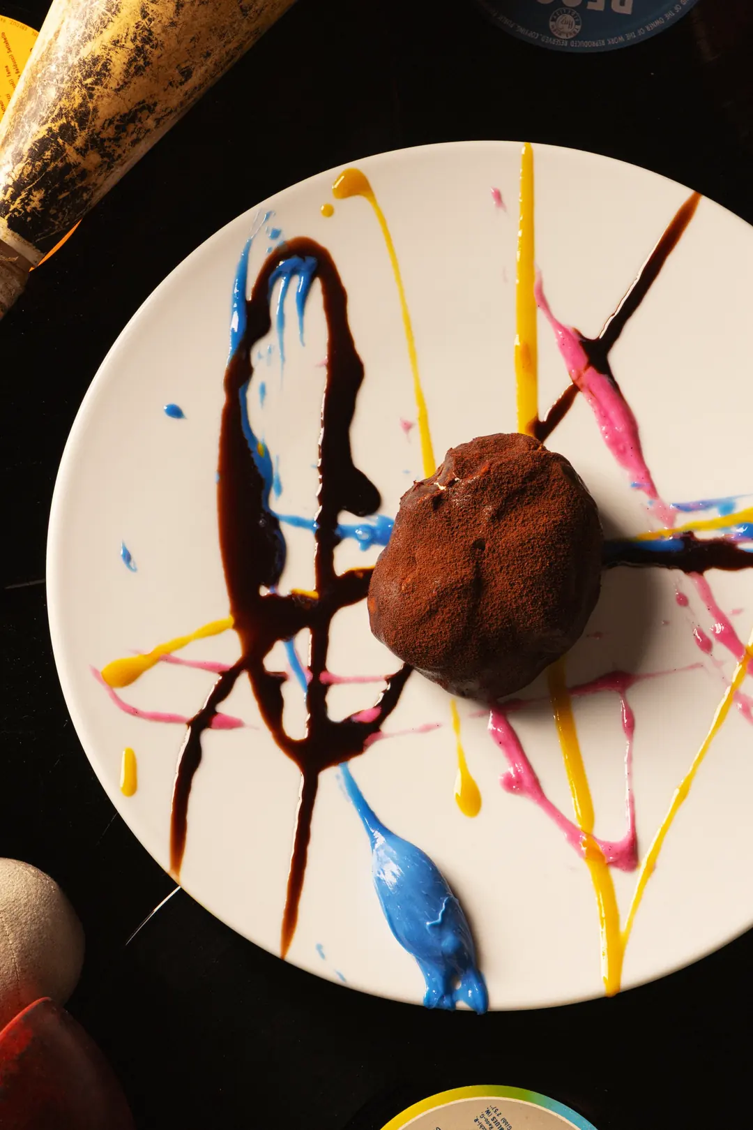 Il Basquiamisù sul piatto bianco con colature blu, gialle e rosa