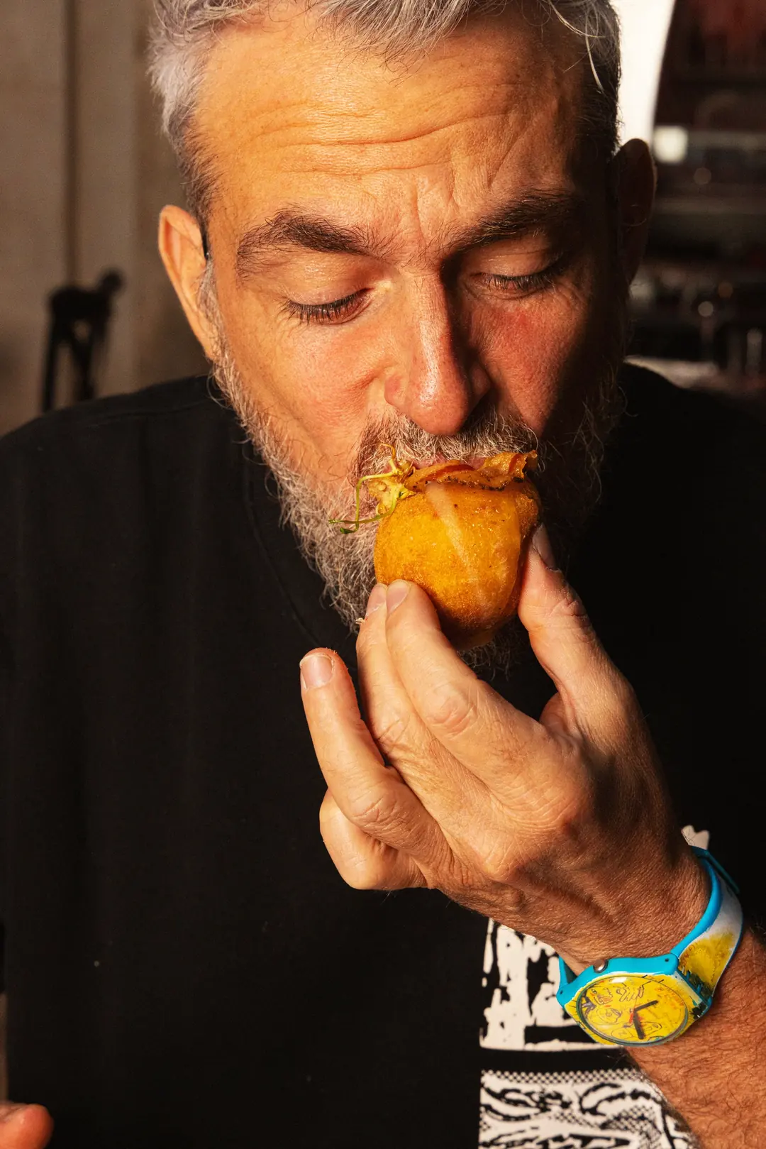 DJ Silvio assaggia una carbo crocchè a occhi chiusi