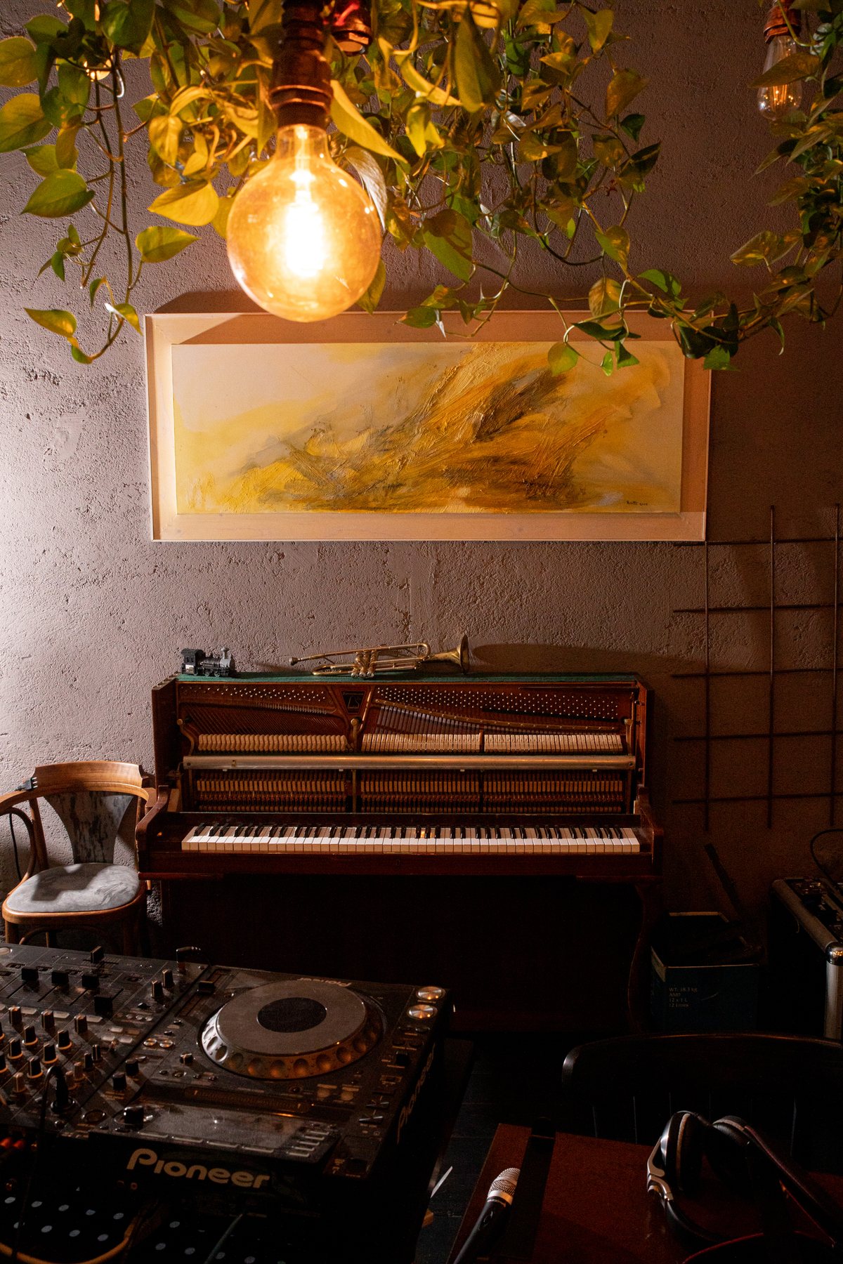 Piano, consolle e arte nel locale