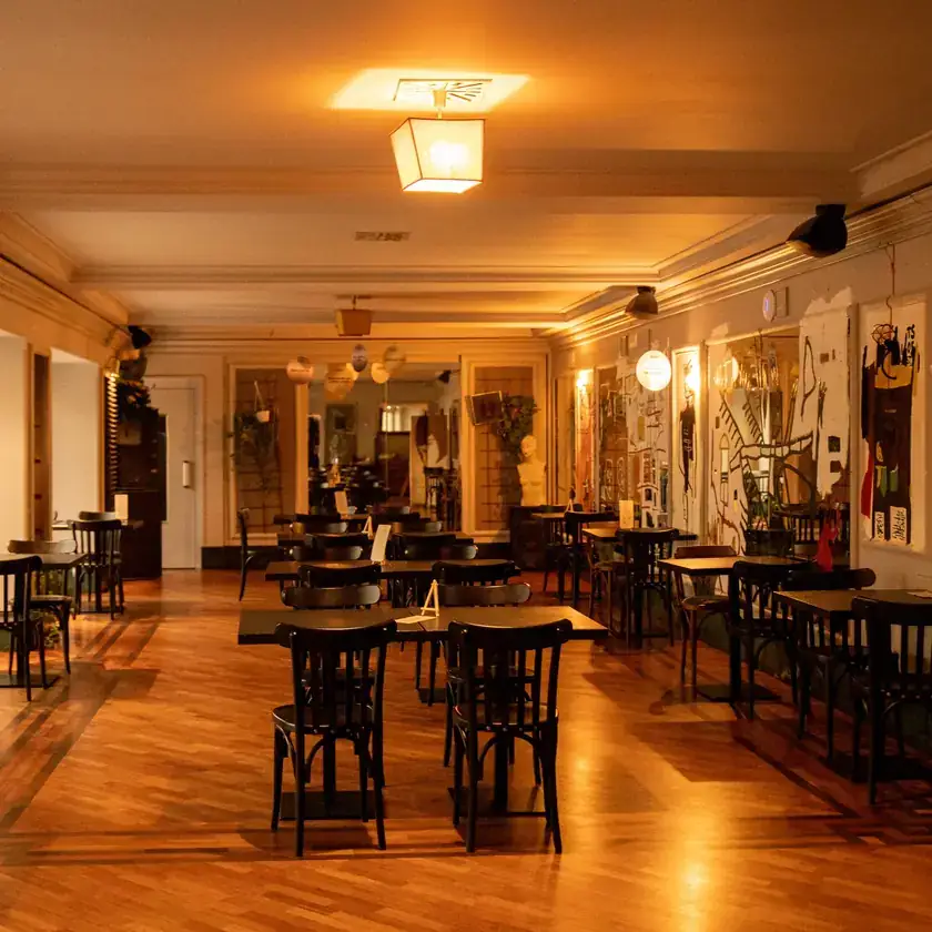 Interni caldi del Basquiat Bistrot