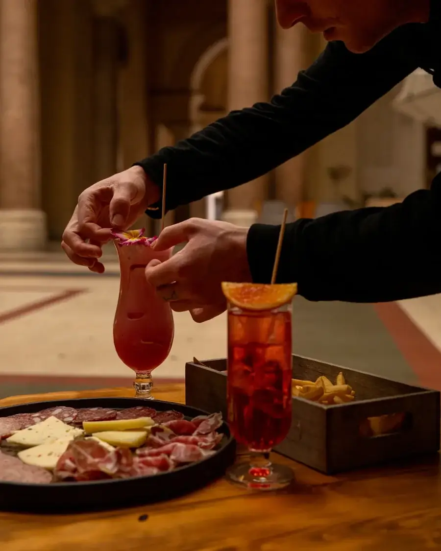 Preparazione dei cocktail al Basquiat
